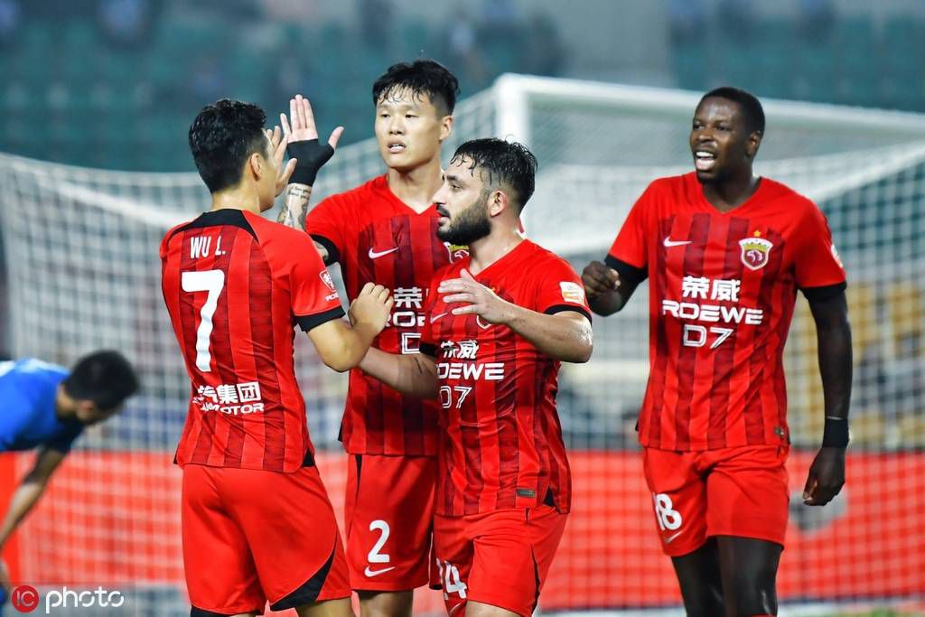 苏泸杂技团青年钢丝女演员凌燕，在师傅合座红和师兄、丑角韩天笑的辛苦培养下，正向钢丝技能高难度尖端迈进。在一次表演中，经由过程杂技团钢琴伴奏员康迪的先容，她熟悉了康迪的同窗和伴侣艾清波。艾清波是位青年钢琴家，被凌燕娇媚动听的美貌和高深崇高高贵的钢丝技能所吸引，当即丢弃了康迪，寻求凌燕。他为了赢得凌燕的欢心，发挥各种手段，周到地为凌燕谱定了伴奏曲，还自动登门“收罗定见”，带着凌燕收支于舞厅、公园。在一个雷雨交加的傍晚，艾清波把一只金壳腕表戴在了凌燕的手段上。凌燕被艾清波的虚情假意所利诱，沉沦于所谓的“恋爱”当中。